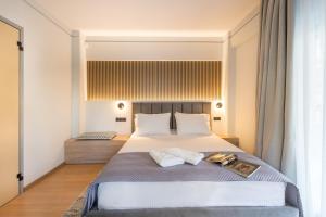 - une chambre avec un grand lit et une fenêtre dans l'établissement Urban suites- HELEXPO, à Thessalonique