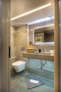 La salle de bains est pourvue de toilettes et d'un lavabo. dans l'établissement Urban suites- HELEXPO, à Thessalonique