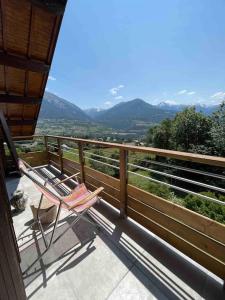 Kuvagallerian kuva majoituspaikasta Gîte confort 15 couchages, vue panoramique Montagne Hautes Alpes, Terrasses, joka sijaitsee kohteessa Embrun