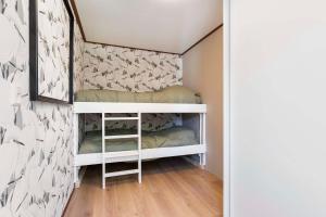 Zimmer mit 2 Etagenbetten in einem Zimmer in der Unterkunft Huize Bosrijk aan het water in Kootwijk
