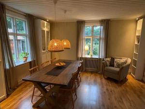 - un salon avec une table en bois et un canapé dans l'établissement Semesterhus i Småland, à Söderåkra