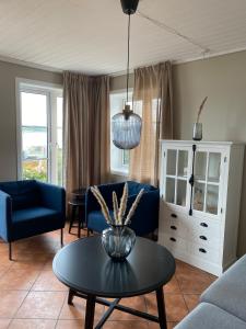 uma sala de estar com um sofá e uma mesa em Sjøberg Ferie og Hotell em Østhusvik