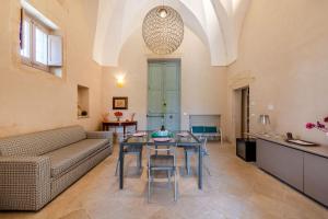 - un salon avec un canapé et une table dans l'établissement La Salentina Otranto - Happy Rentals, à Carpignano Salentino