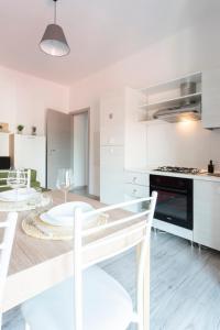 Large Suite Home Milan - Duomo tesisinde mutfak veya mini mutfak