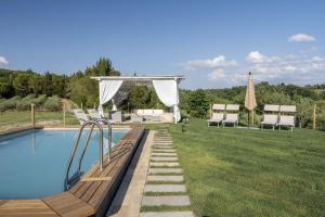 une cour avec une piscine et un kiosque dans l'établissement Italian Experience-Villa Zara, à San Miniato