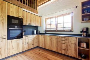 Η κουζίνα ή μικρή κουζίνα στο Almchalet Weberhof