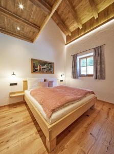 Voodi või voodid majutusasutuse Almchalet Weberhof toas