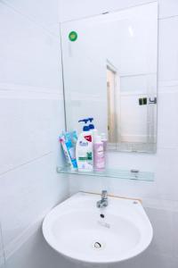 羅夷的住宿－Hồng Diễm Lagi homestay，一间带水槽和镜子的浴室