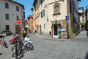 フィレンツェにあるPonte Vecchio Suiteの市道に停められた自転車
