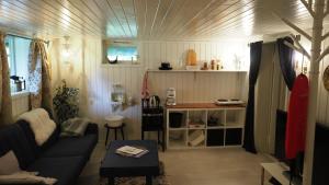 een kleine woonkamer met een bank en een tafel bij Riverside Bliss Cozy Apartment near Tvedestrand in Vegårshei