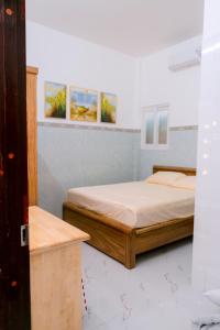 羅夷的住宿－Hồng Diễm Lagi homestay，一间卧室,配有两张床