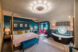 1 dormitorio con 1 cama y bañera en una habitación en The George en Hathersage