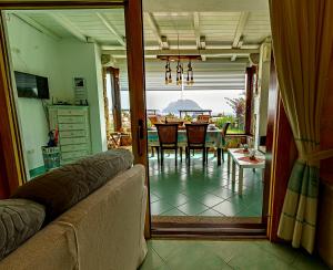 ポルト・サン・パーオロにあるClaude&Kate's dream houseのリビングルーム(ソファ、テーブル、椅子付)