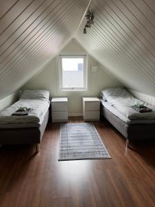 a attic room with two beds and a window at Kirkegata 7 in Sarpsborg
