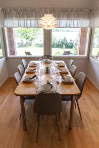 - une salle à manger avec une table et des chaises en bois dans l'établissement Nord Riverside, à Rovaniemi