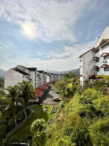 Una vista aérea de una ciudad con edificios y árboles. en The Ruby Home, en Bentong