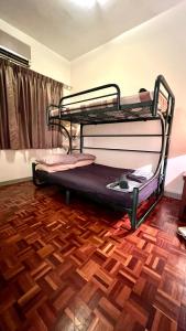 The Ruby Home في بينتونغ: سريرين بطابقين في غرفة مع أرضية خشبية
