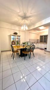 Un comedor con mesa y sillas en The Ruby Home, en Bentong