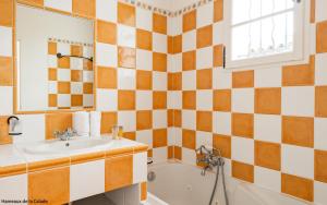 a bathroom with a sink and a tub at Lagrange Vacances Domaine de Fayence in Fayence