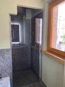 eine Dusche mit Glastür im Bad in der Unterkunft Bella Italia chalet in Massino Visconti