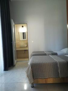 A bed or beds in a room at жули