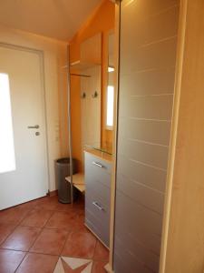 einen begehbaren Kleiderschrank mit einem Schrank und einem Spiegel in der Unterkunft Schauenburgblick in Oberkirch