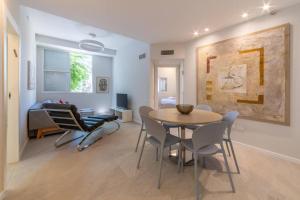 - un salon avec une table à manger et des chaises dans l'établissement Renovated 3 Bedrooms / 2 bath on Frishman st., à Tel Aviv