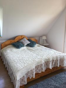 um quarto com uma cama e uma cabeceira em madeira em Domek na wsi Roztocze Bania Bilard 