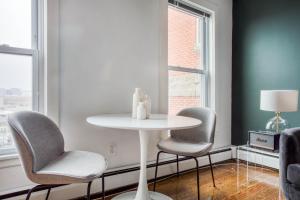 A seating area at Well-located S Boston 1BR on E Broadway BOS-474
