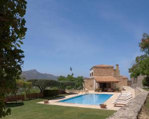 Villa con piscina y casa en Malvazia Grand Estate, 4acre Immersed in Greenery, By ThinkVilla, en Kermoútsi