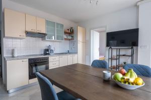 Η κουζίνα ή μικρή κουζίνα στο Charmante Wohnung fußläufig zum Meer in Funtana +8 φωτογραφίες