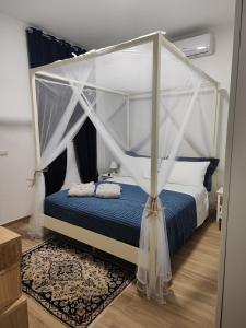 ein Schlafzimmer mit einem Himmelbett in der Unterkunft Iris Casa Vacanza in Noci