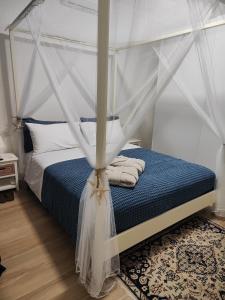 een slaapkamer met een hemelbed bij Iris Casa Vacanza in Noci