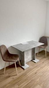 una mesa y una silla en una habitación en Pension RD Reutlingen, en Reutlingen