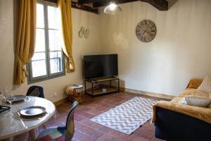 sala de estar con sofá y TV en Columna Historya 1, en Bergerac