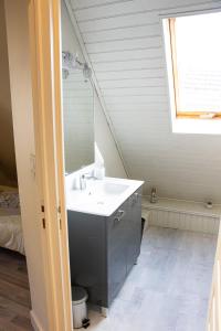 y baño con lavabo y espejo. en Columna Historya 1, en Bergerac