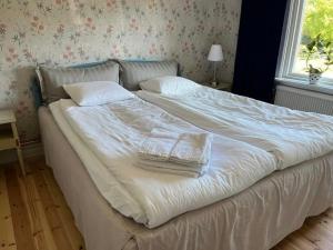 Postel nebo postele na pokoji v ubytování Lovisas Stuga