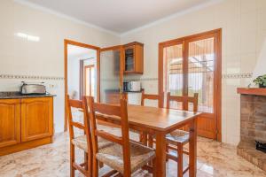 Kuchnia lub aneks kuchenny w obiekcie Finca Bosc de Can Alou by Mallorca House Rent