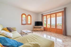 A television and/or entertainment centre at Finca Bosc de Can Alou by Mallorca House Rent
