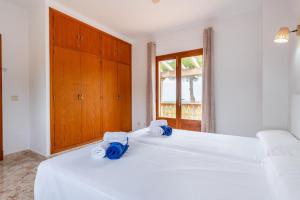 Łóżko lub łóżka w pokoju w obiekcie Finca Bosc de Can Alou by Mallorca House Rent