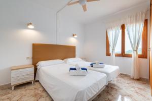 Łóżko lub łóżka w pokoju w obiekcie Finca Bosc de Can Alou by Mallorca House Rent