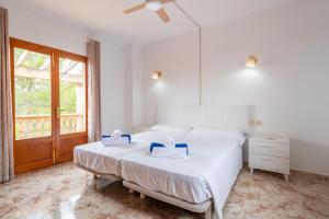 Łóżko lub łóżka w pokoju w obiekcie Finca Bosc de Can Alou by Mallorca House Rent