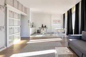 ein Wohnzimmer mit einem Sofa und einem Tisch in der Unterkunft Smartflats - Meir Antwerp in Antwerpen