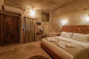 Postel nebo postele na pokoji v ubytování Göreme Escape Cave