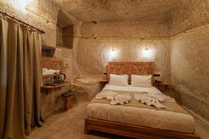 Postel nebo postele na pokoji v ubytování Göreme Escape Cave