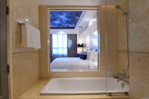 Ванная комната в Royal Tian Li Hotel