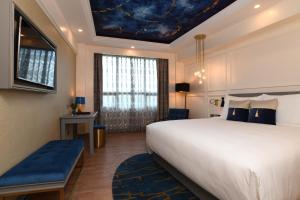 מיטה או מיטות בחדר ב-Royal Tian Li Hotel