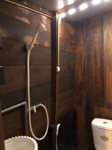 La salle de bains est pourvue d'une douche et de toilettes. dans l'établissement Homestay Phong de Pêche, à Ấp Tân Bình (1)