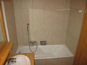 y baño con bañera y lavamanos. en Residenz Plein Ciel, Wohnung CAPRICORNE VEYS240 en Veysonnaz