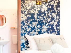 a bedroom with a blue and white wallpaper at La Caletta Hotel Bolognese in Brenzone sul Garda